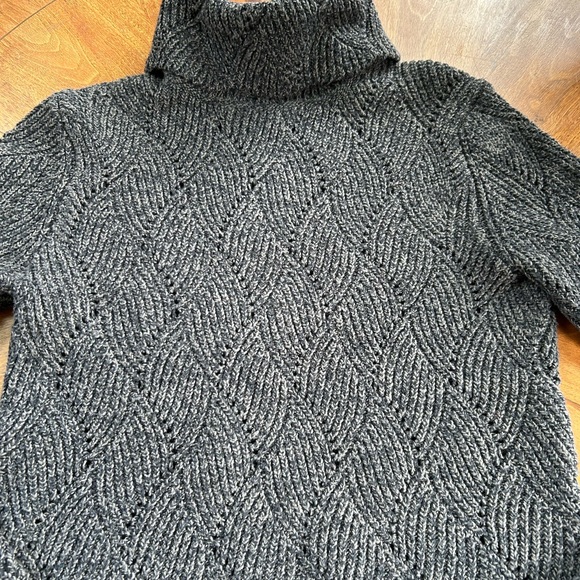 Woman’s Sundance sweater with scalloped edges, perfect condition - Picture 6 of 7